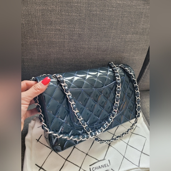 Navy patent medium Chanel flap - Picture 10 of 16